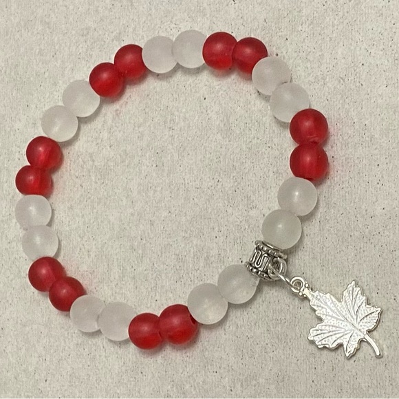 ❤️ SOLD ❤️ CANADA DAY bracelet with Maple Leaf charm - Picture 2 of 2